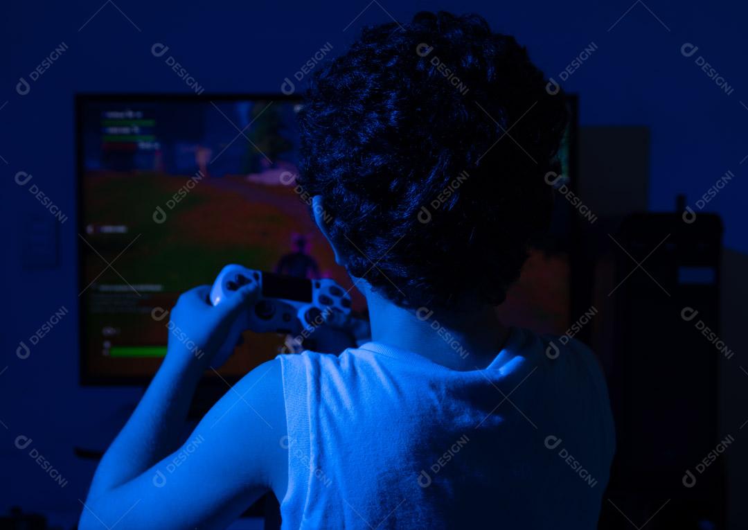 Criança Jogando no Console de Jogos Imagem JPG