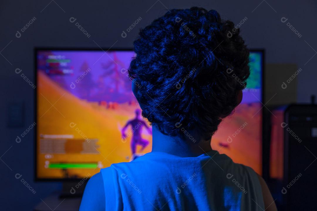 Criança Jogando no Console de Jogos Imagem JPG