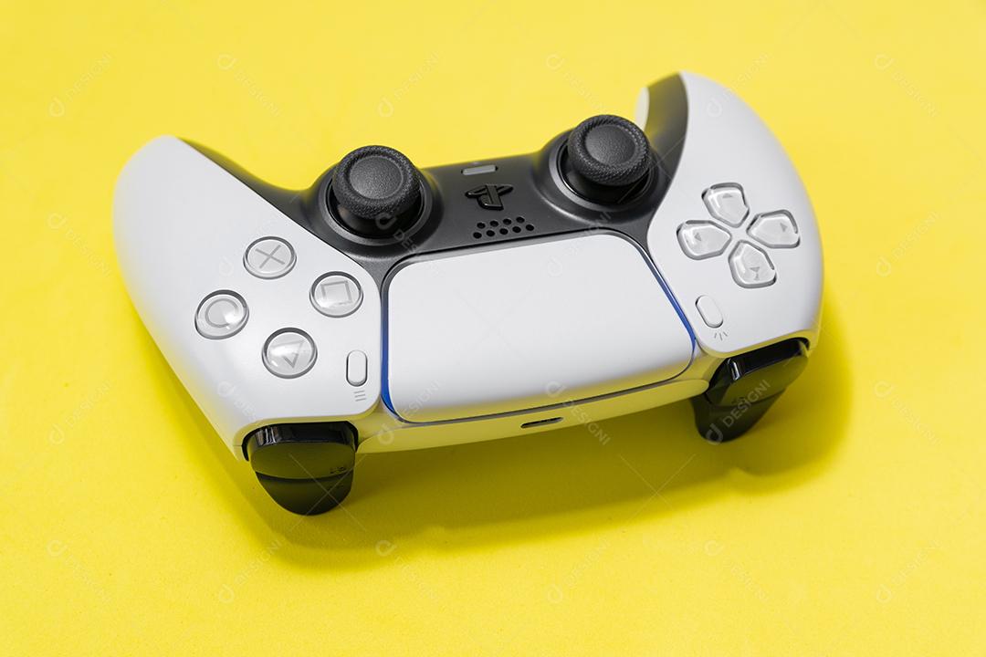 Garoto Com Controlador de Próxima Geração Em Suas Mãos Imagem JPG