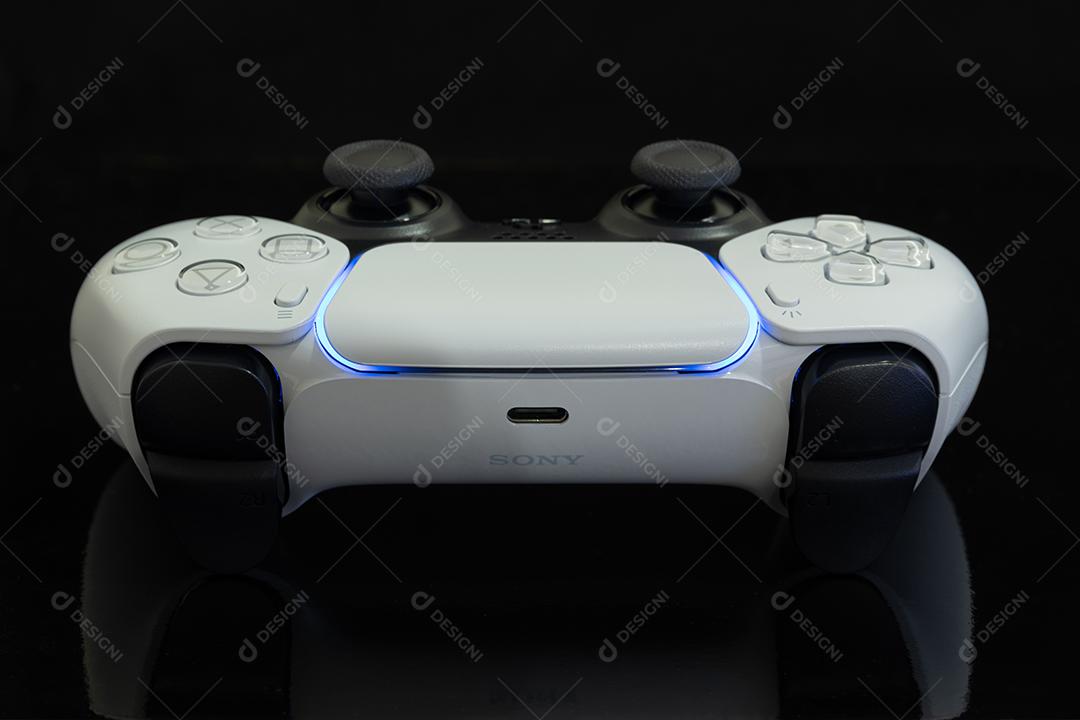 Garoto Com Controlador de Próxima Geração Em Suas Mãos Imagem JPG