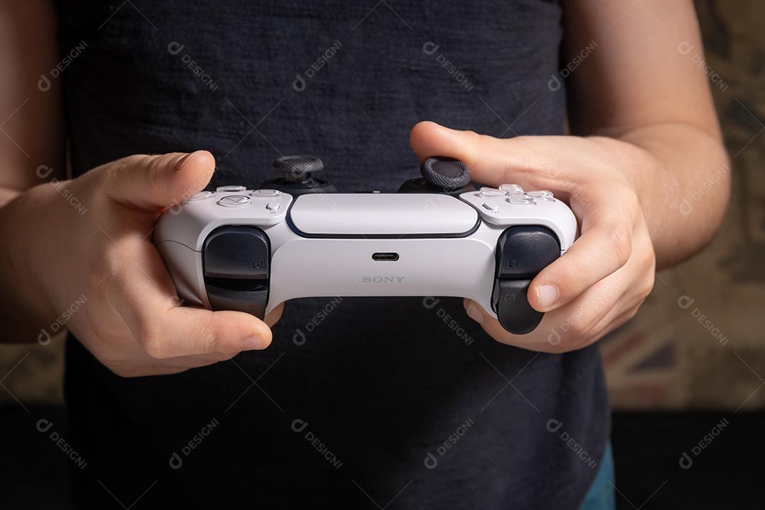 Garoto Com Controlador de Próxima Geração Em Suas Mãos Imagem JPG