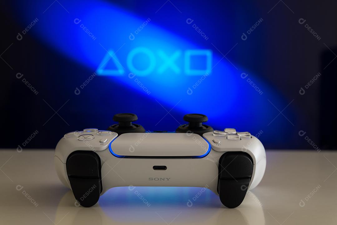 Garoto Com Controlador de Próxima Geração Em Suas Mãos Imagem JPG