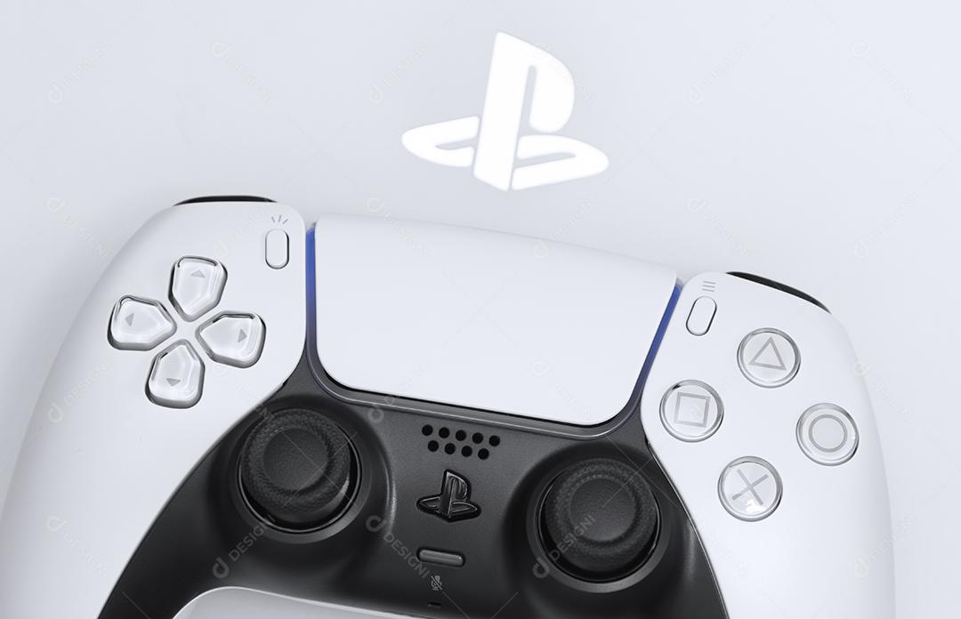 Garoto Com Controlador de Próxima Geração Em Suas Mãos Imagem JPG