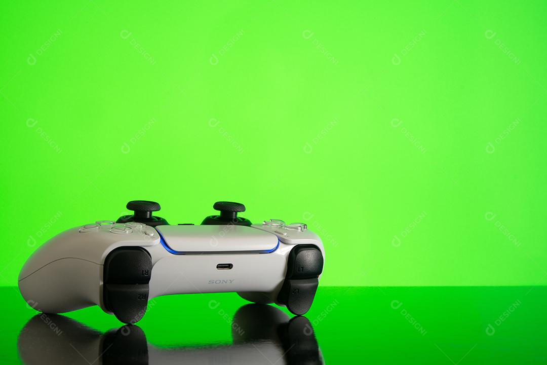 Garoto Com Controlador de Próxima Geração Em Suas Mãos Imagem JPG