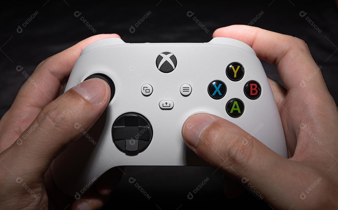 Garoto Com Controlador de Próxima Geração Em Suas Mãos Imagem JPG