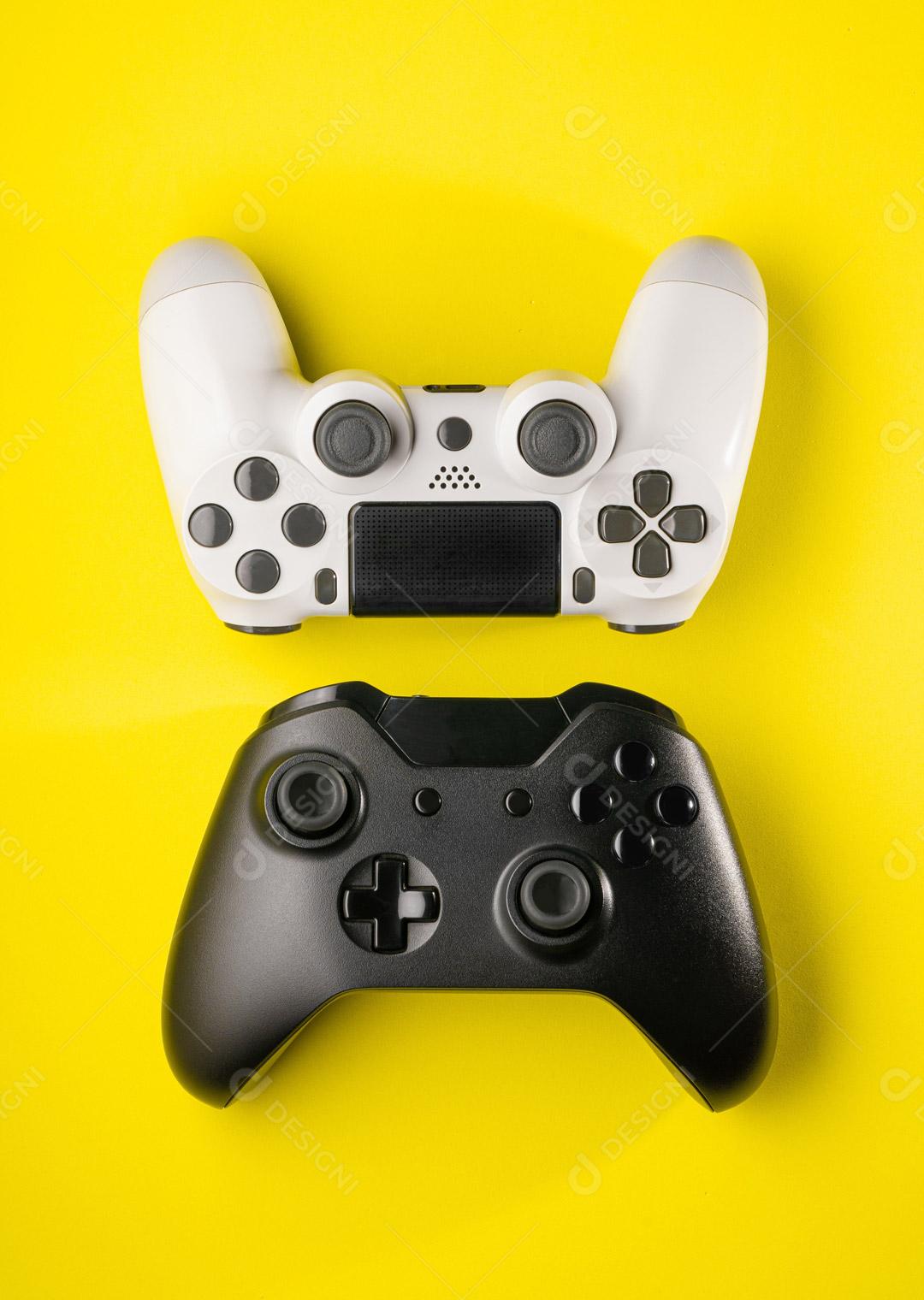 Controladores de Consoles de Jogos Branco Preto Em Um Fundo Amarelo Imagem JPG