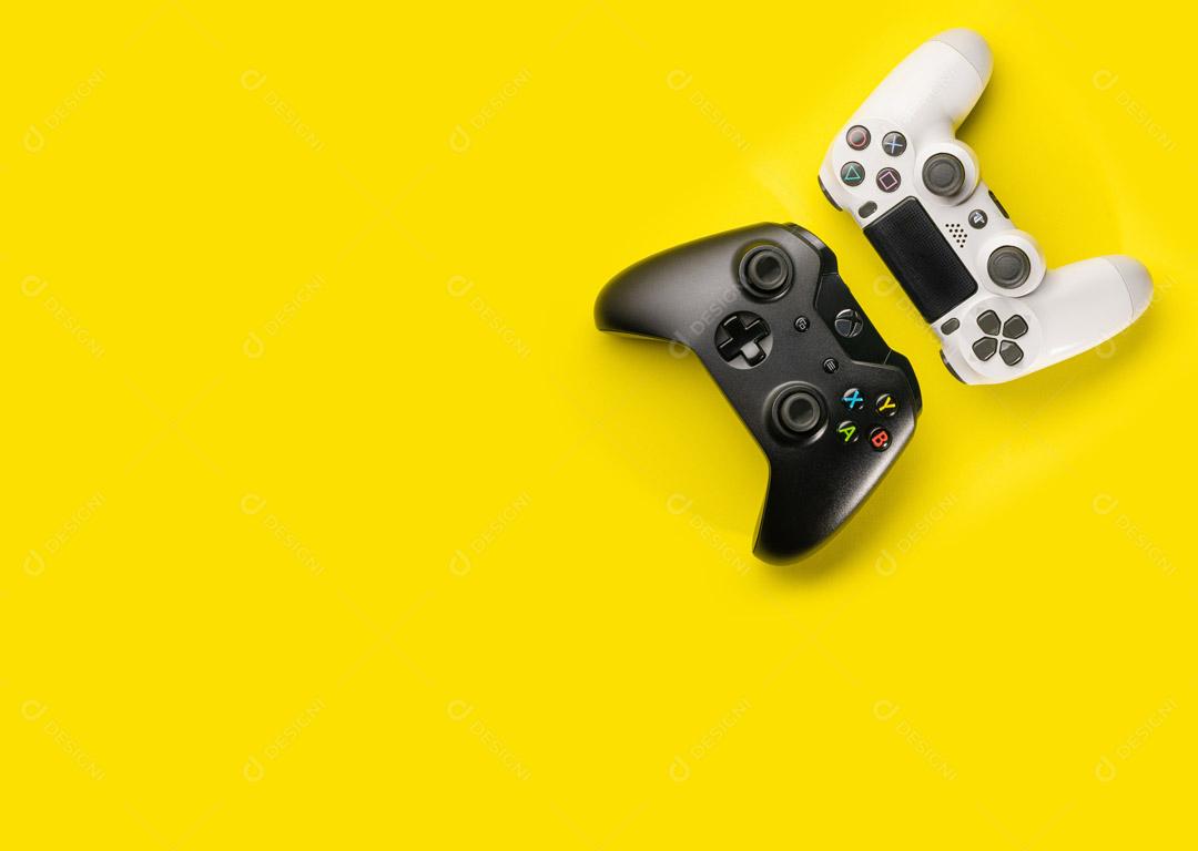 Controladores de Consoles de Jogos Branco Preto Em Um Fundo Amarelo Imagem JPG