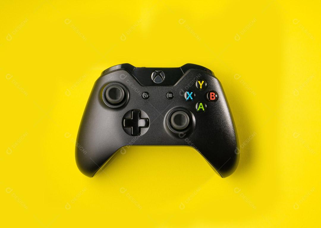 Controladores de Consoles de Jogos Preto Em Um Fundo Amarelo Imagem JPG