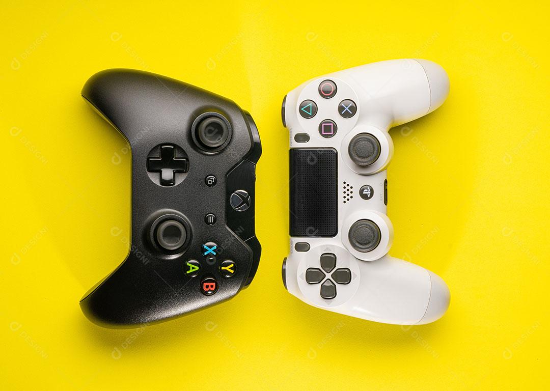 Controladores Xbox One e Playstation 4 Em Fundo Amarelo Imagem JPG