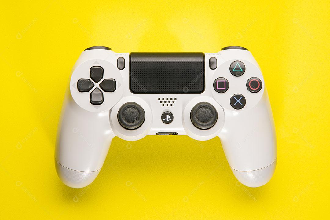 Controle Branco do Playstation 4 Em Fundo Amarelo Imagem JPG