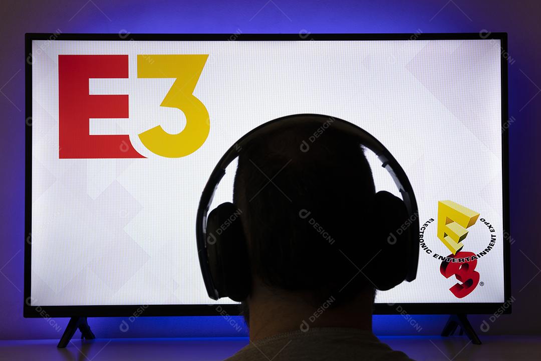 Foto Homem Assistindo E3 2021 Tela Tv Este Ano Evento Jogo Mais Famoso é 100% Online