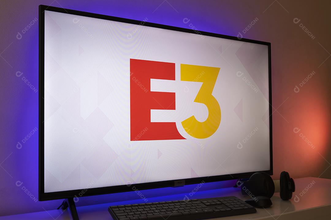 Foto Homem Assistindo E3 2021 Tela Tv Este Ano Evento Jogo Mais Famoso é 100% Online