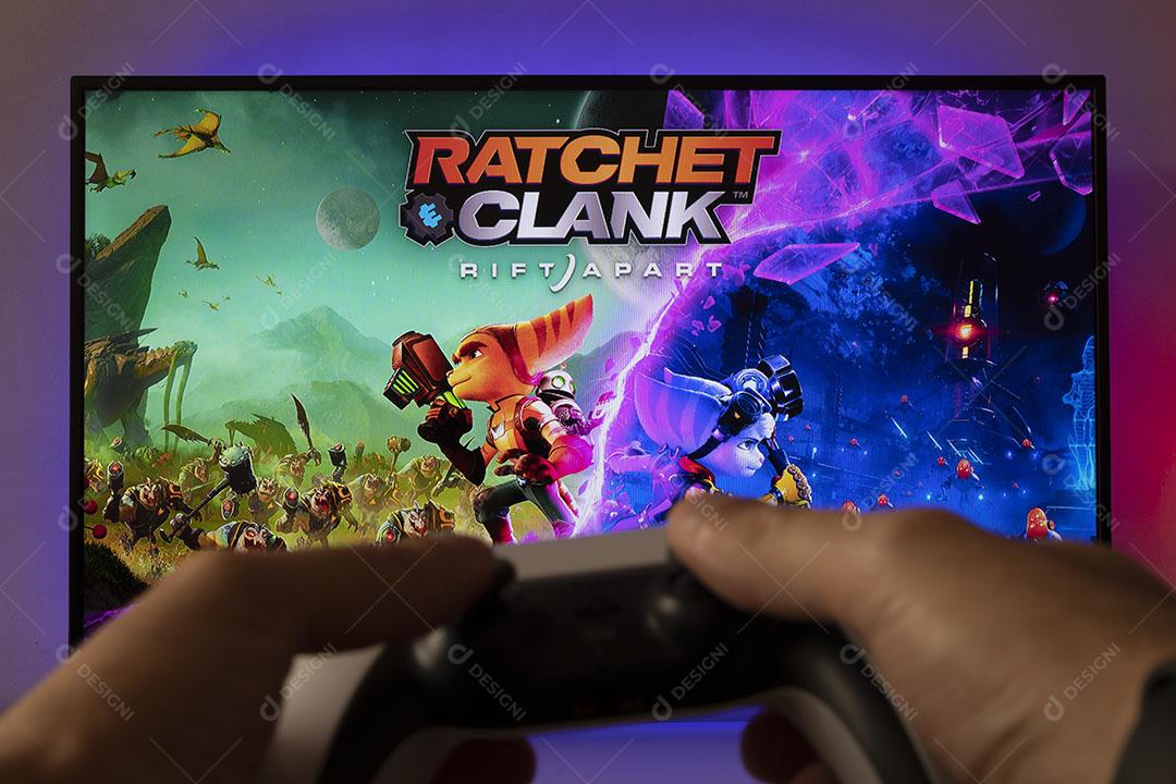 Foto Homem Jogando Ratchet And Clank o Novo Jogo Exclusivo do Playstation 5