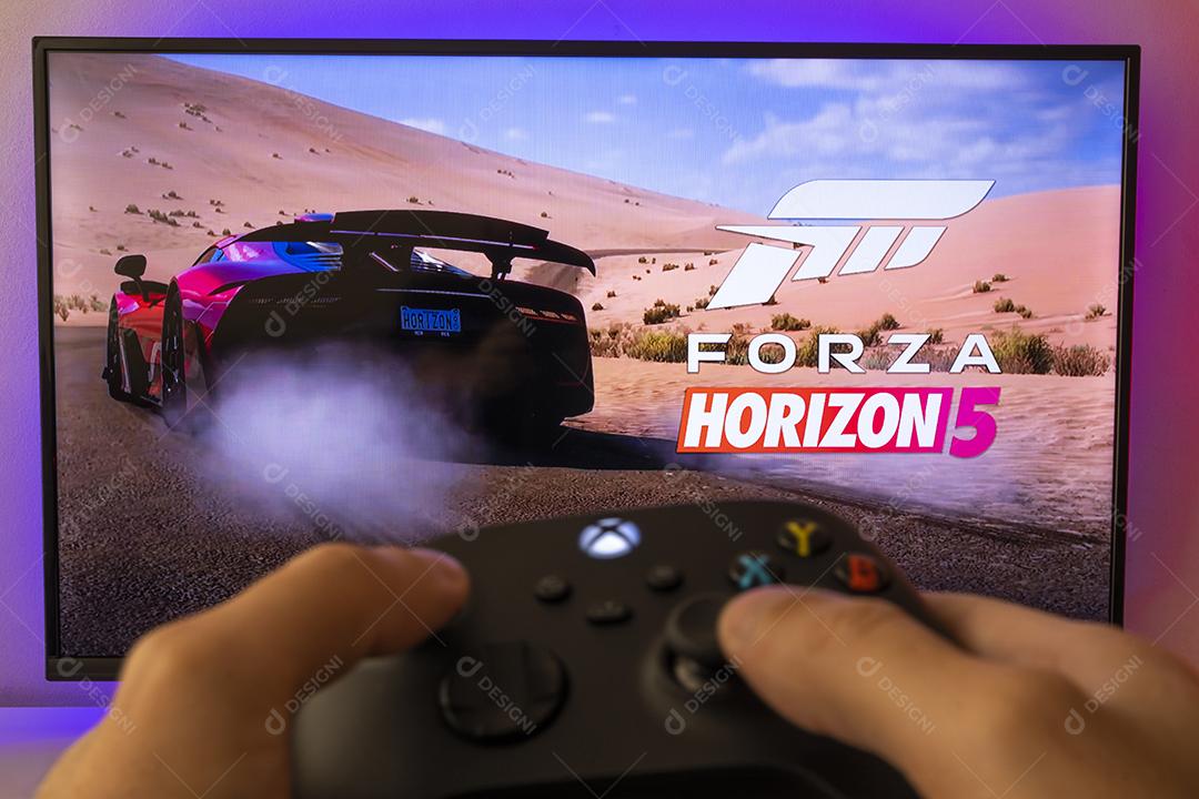 Homem Jogando Forza Horizon 5 Com Controle do Xbox Imagem JPG