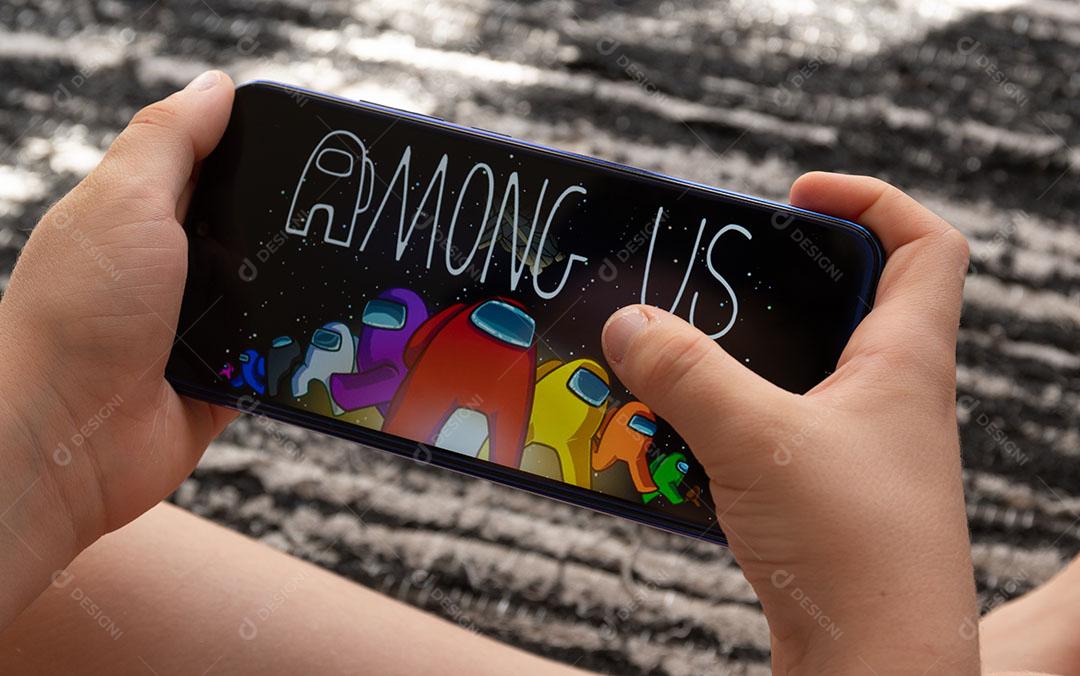 Foto Jogando Entre Nós Smartphone Among Us dos Jogos para Celular Mais Populares