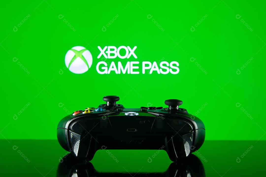 Controle Xbox Com o Logotipo do Xbox Game Pass na Tela da Tv Imagem JPG