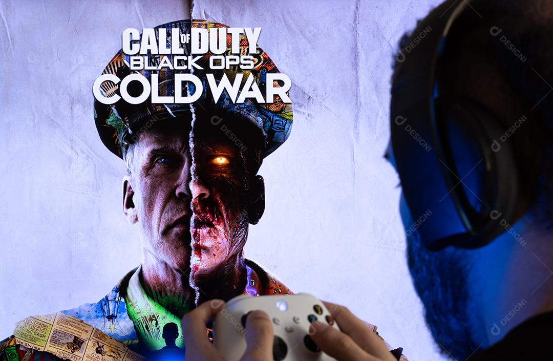 Call Of Duty Cold War na Tela do Ps5 Com Controle Dual Sense Imagem JPG