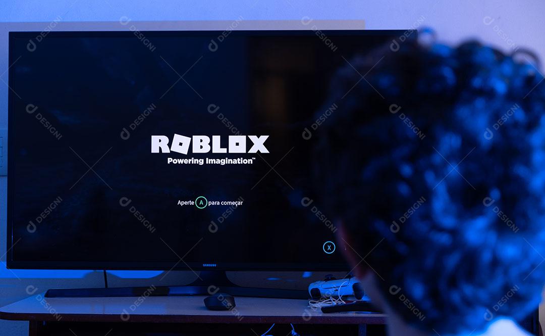 Garoto Jogando Roblox Texto Pressione a para Iniciar Imagem JPG