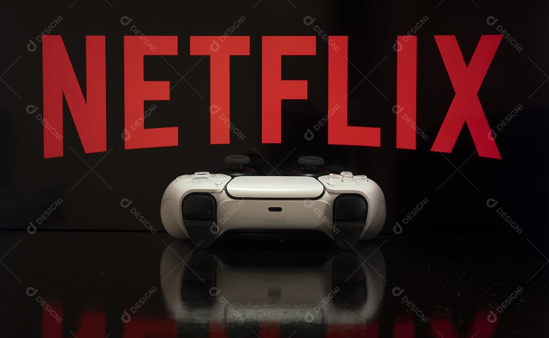 Logo da Netflix na Tela da Tv Com o Controle de Jogos Playstation5 Imagem JPG