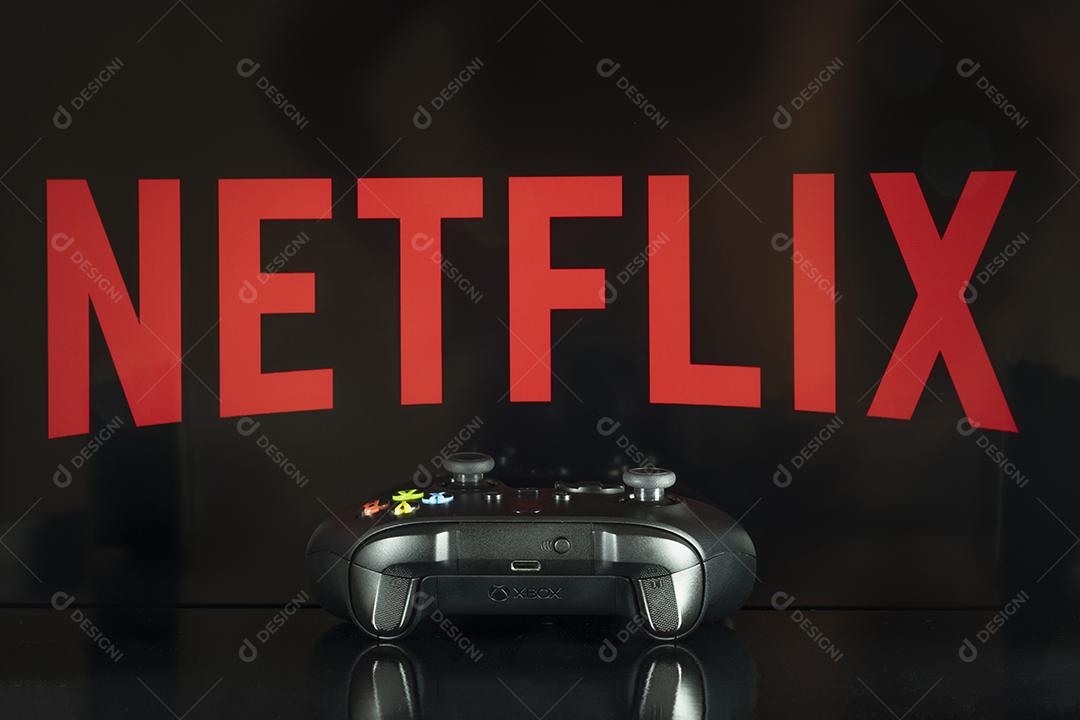 Logo da Netflix na Tela da Tv Com o Controle de Jogos Xbox Imagem JPG