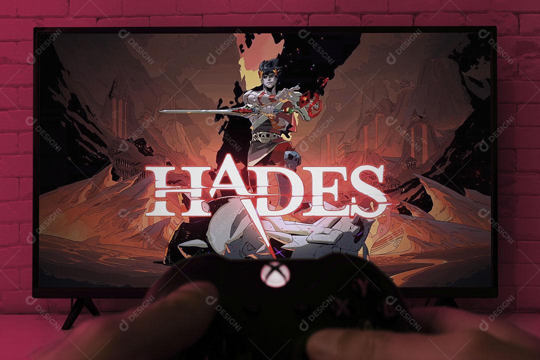 Hades na Tela da Tv Com o Controle do Xbox Series e Playstation 5  Imagem JPG