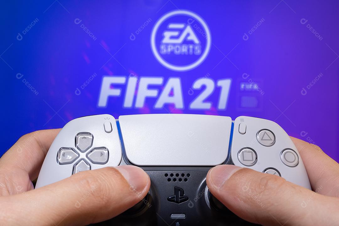 Homem joga FIFA 21 com Playstation 5 Dual Sense  Imagem JPG