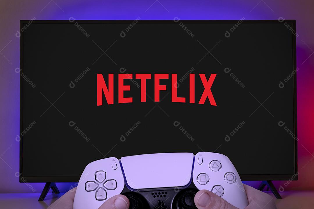 Logo da Netflix na Tela da Tv Com o Controle de Jogos Playstation5 Imagem JPG