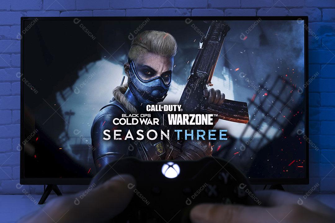 Homem Joga Call Of Duty Season 3 na Tv 4k Imagem JPG