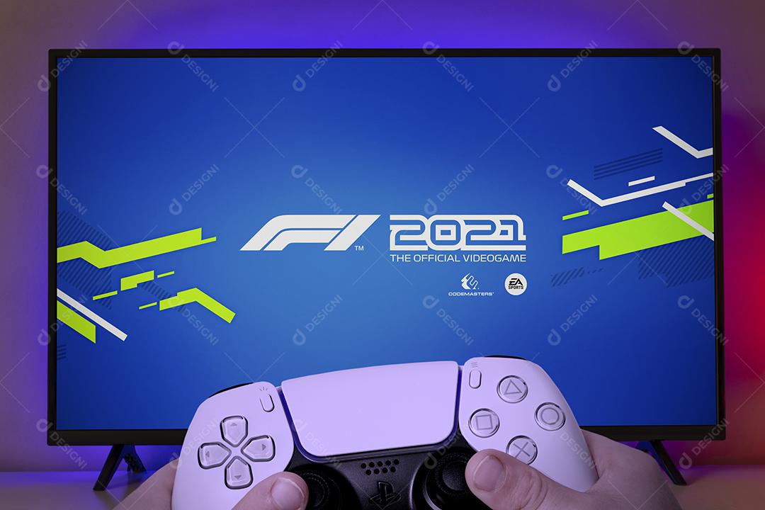 Menino Jogando Jogo F1 2021 Com Controle de Playstation 5 Imagem JPG