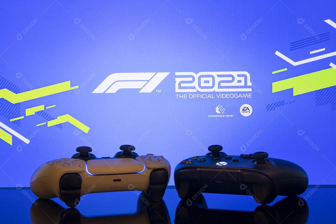 Menino Jogando Jogo F1 2021 Com Controle de Playstation 5 Imagem JPG