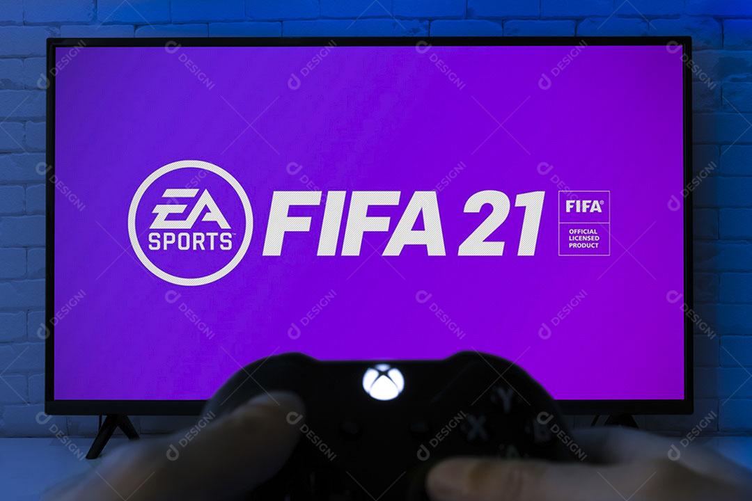 Homem Joga Fifa 21 na Tela da Smart Tv Com Xbox Game Pass Imagem JPG