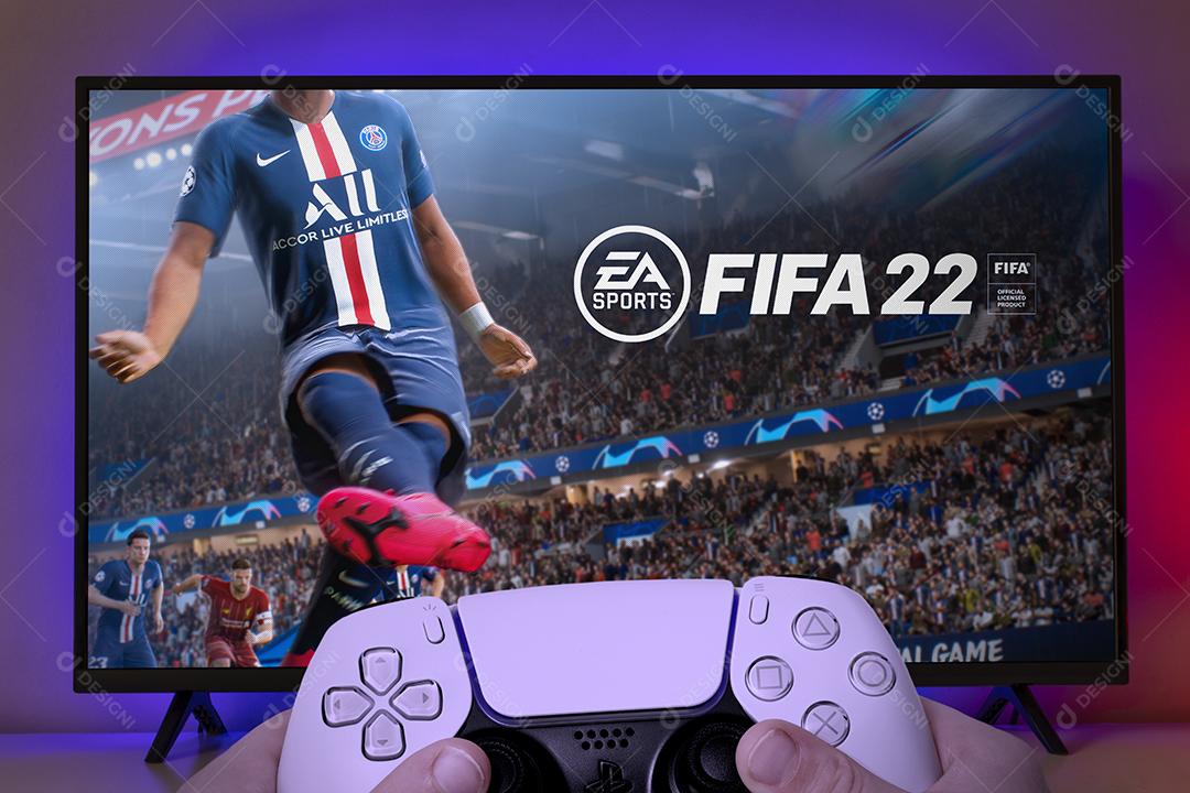 Homem Joga Fifa 2022 na Tela da Smart Tv Com Ps5 Imagem JPG