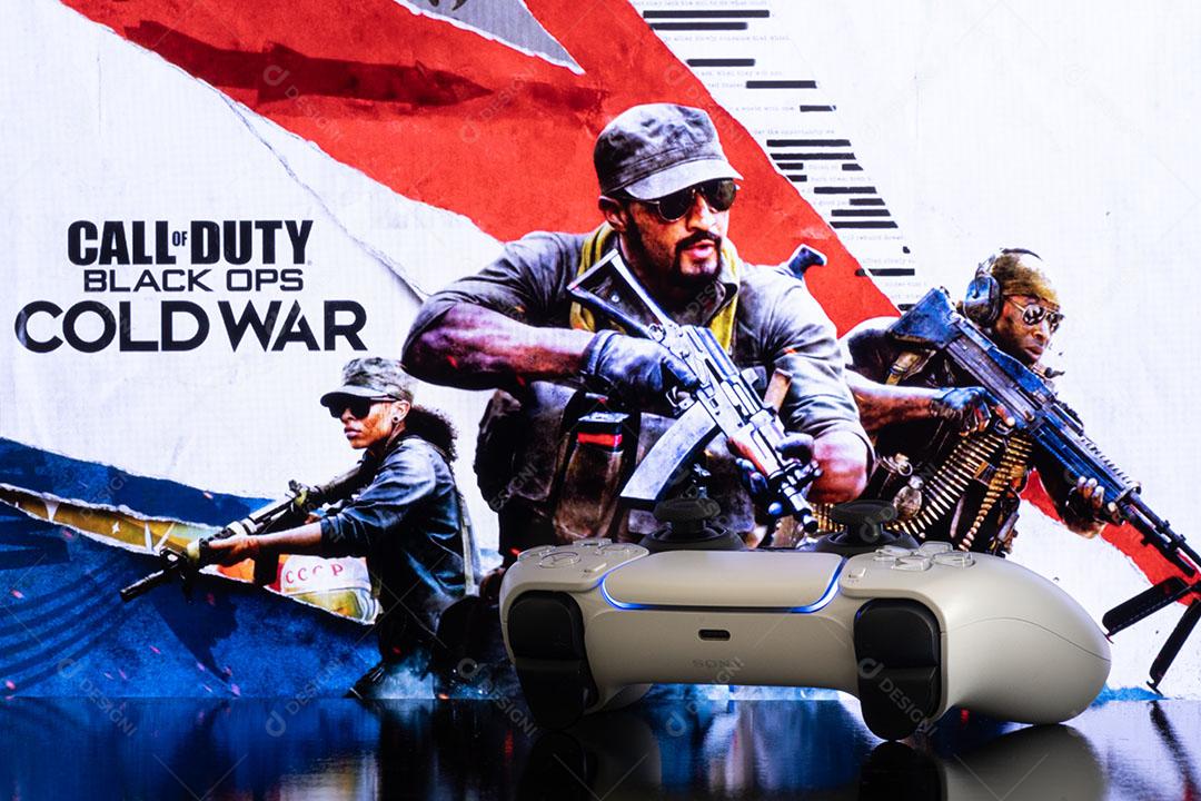 Homem Joga Call Of Duty Black Ops na Tv 4k Imagem JPG