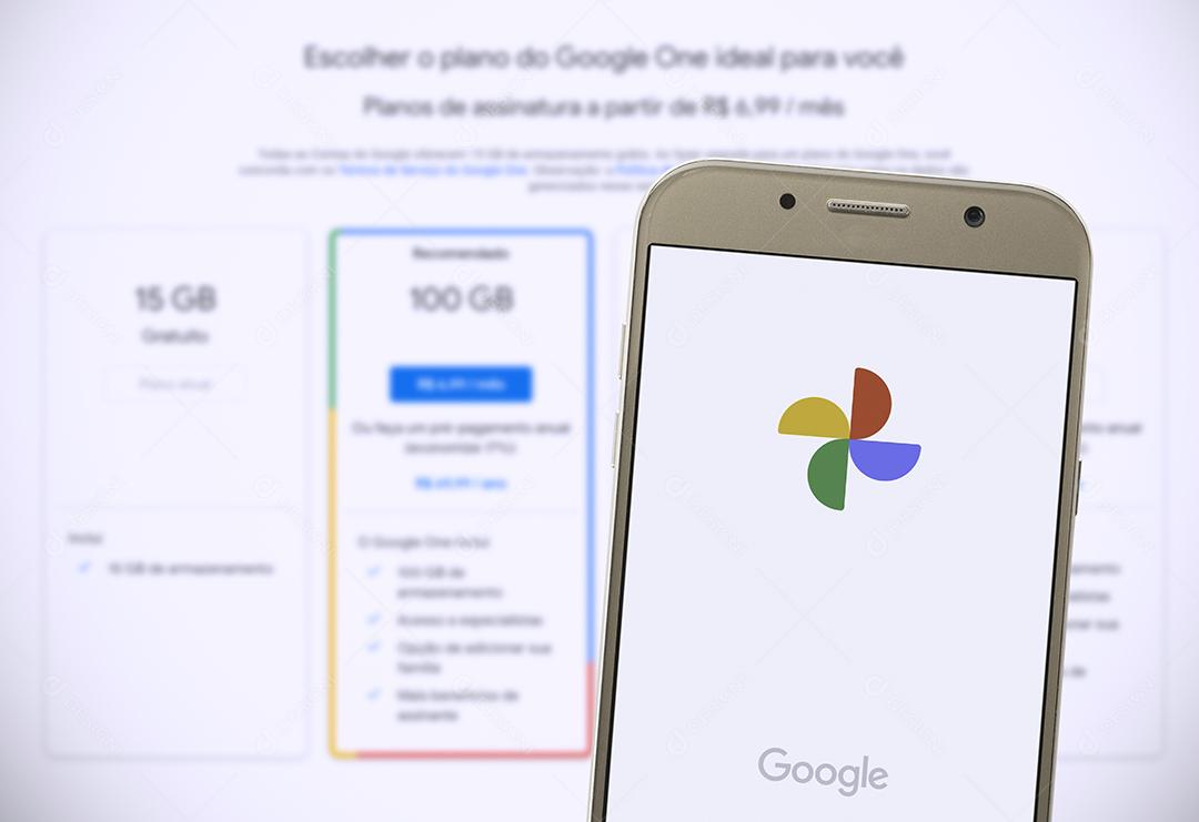 Google Photo App na Tela do Smartphone Imagem JPG