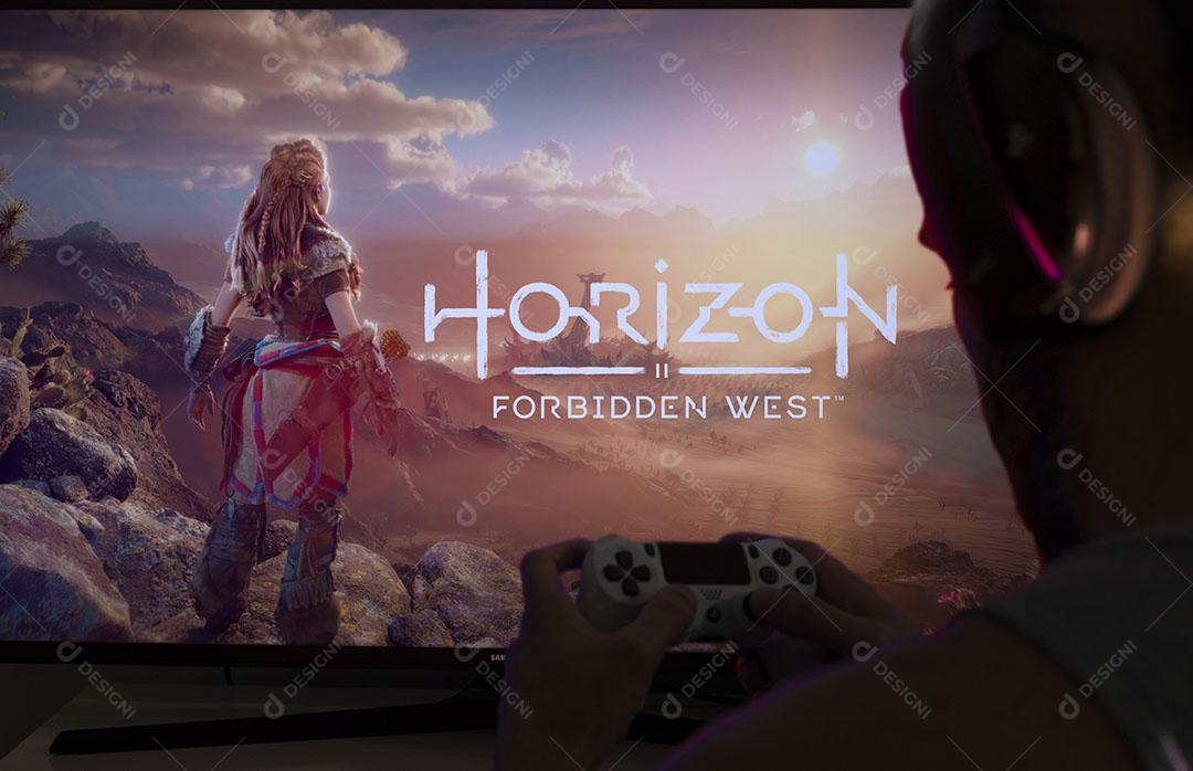 Homem Jogando Horizon Forbidden West Novo Jogo Exclusivo do Playstation 5 Imagem JPG