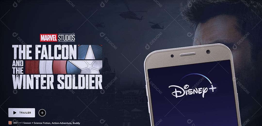 Foto Série Falcão Soldado Invernal na Tv Com o Aplicativo Disney Plus na Tela Smartphone