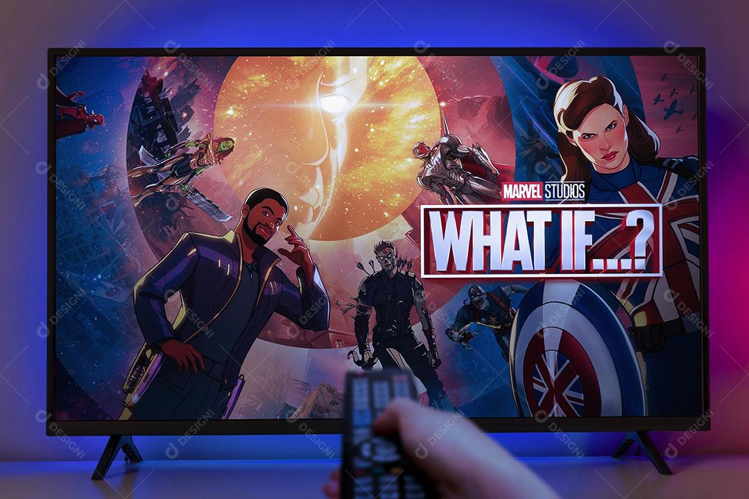 Marvel What If Série na Tela da Tv Com Mulher Segurando Um Controle Remoto Imagem JPG
