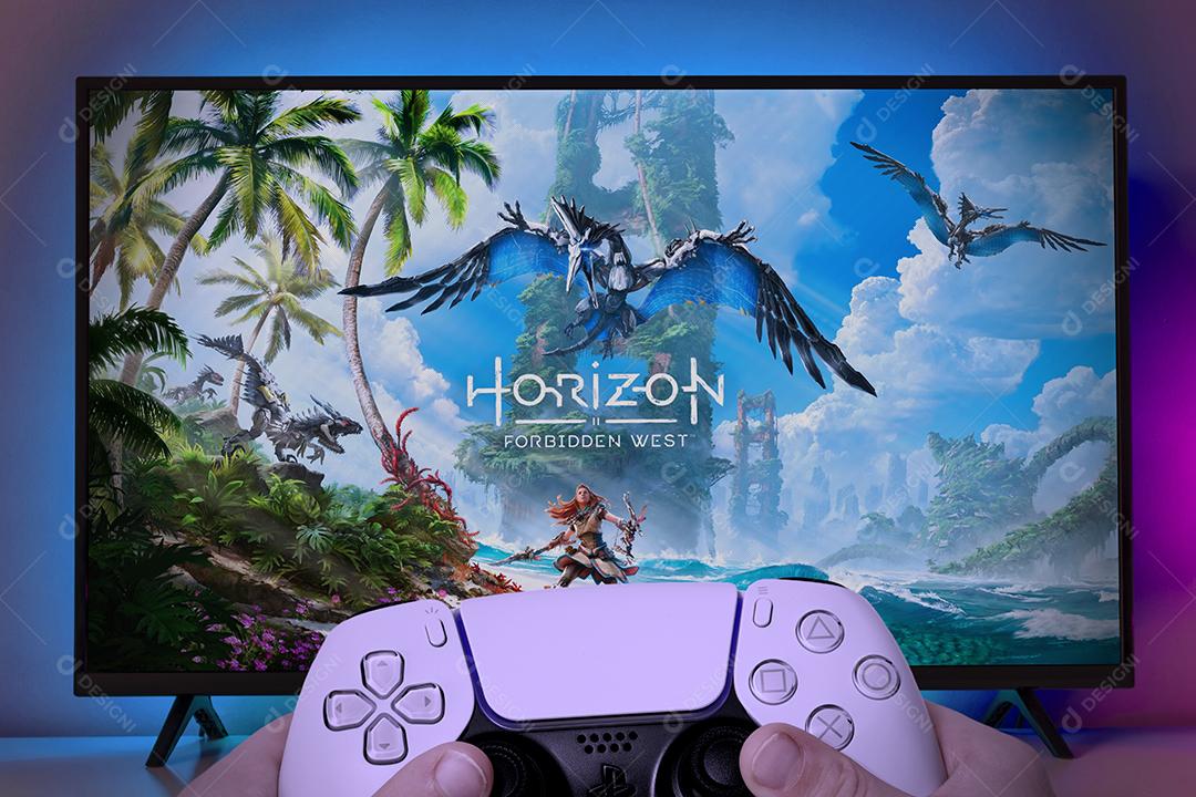 Menino Jogando Horizon Forbidden West no Playstation 5 Imagem JPG