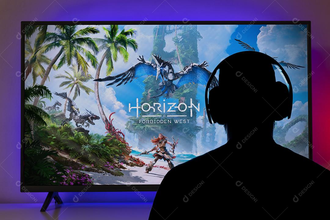 Menino Jogando Horizon Forbidden West Imagem JPG