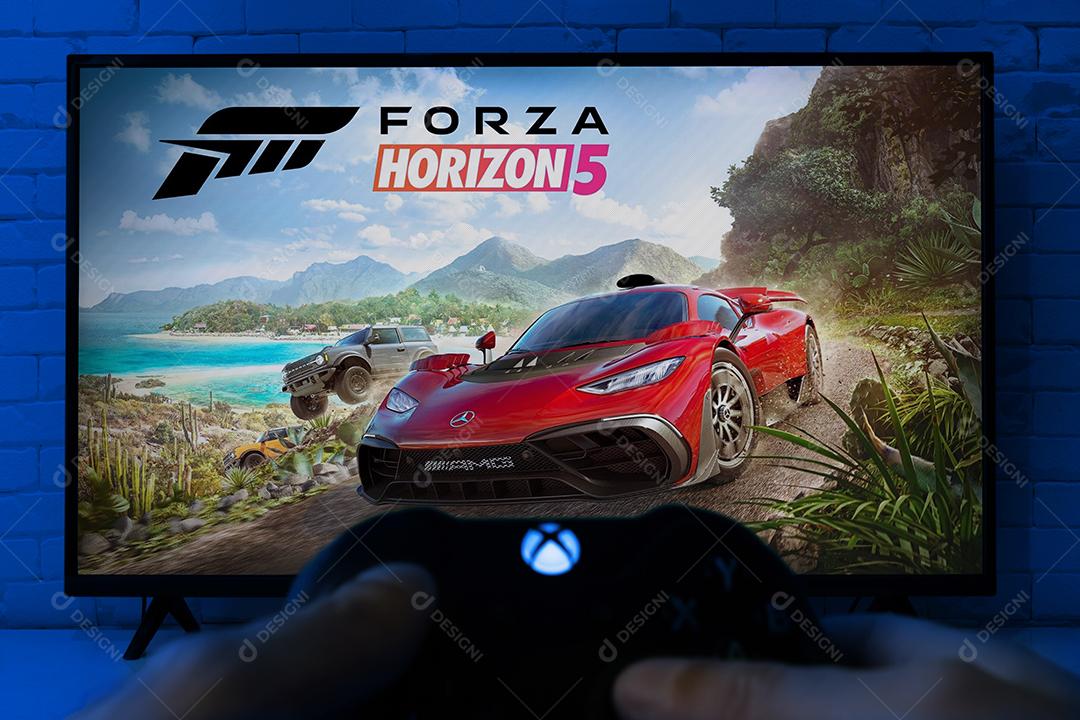 Homem Jogando Forza Horizon 5 no Xbox Imagem JPG