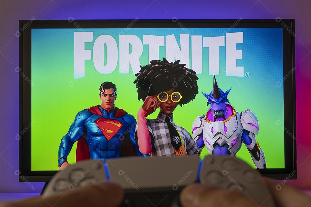 Homem Joga a Nova Temporada 7 de Fortnite Com o Controle do Playstation 5 Imagem JPG