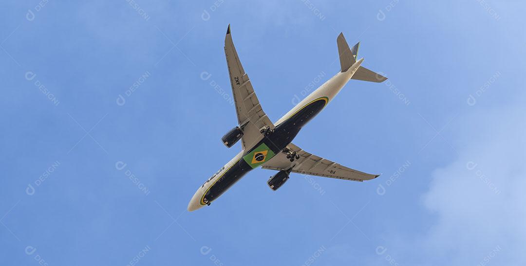 Aeronave Comercial Brasileira Gol Se Preparando para Pousar no Gru Airport Imagem JPG