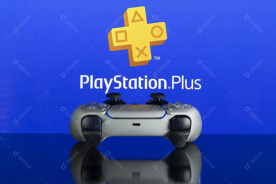 Controle do Playstation 5 Com Playstation Plus Ao Fundo Imagem JPG