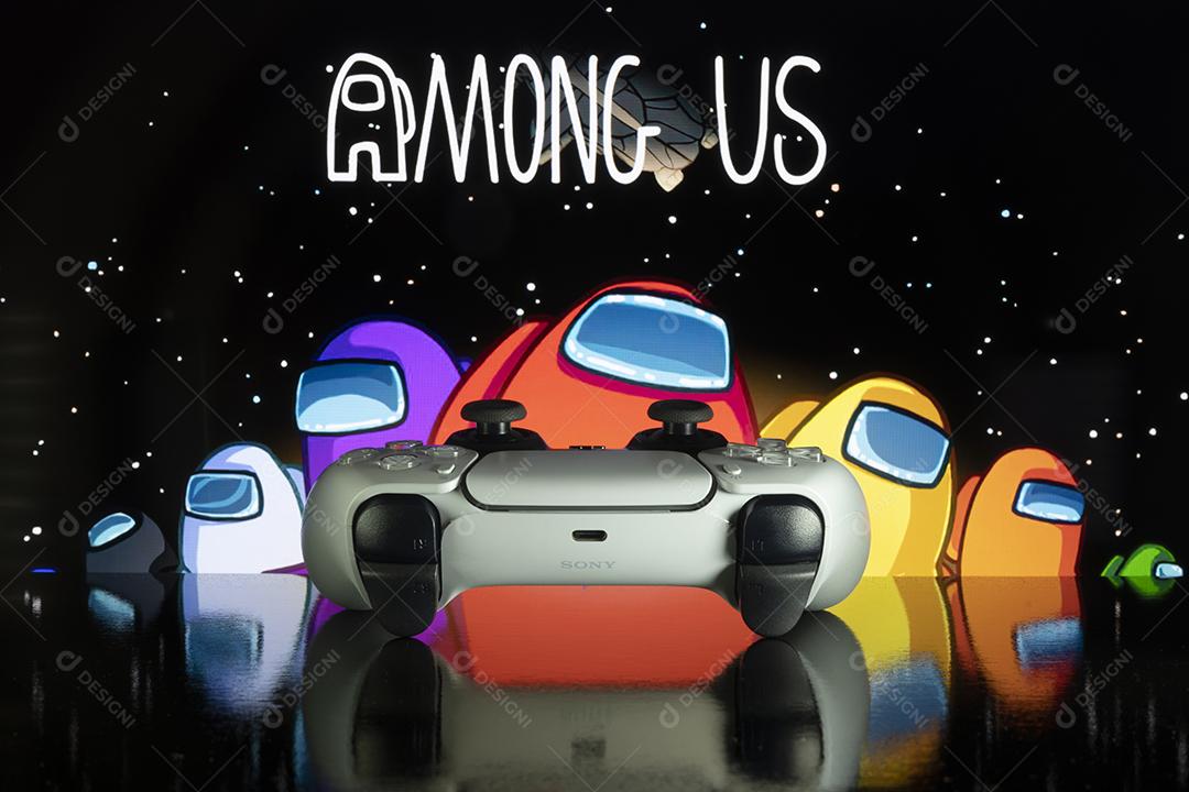 Controle do Playstation 5 Com o Jogo Among Us Em Segundo Plano Imagem JPG