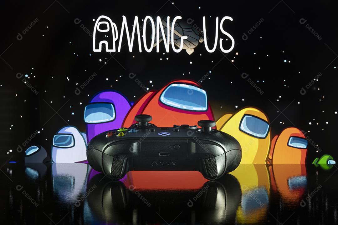 Controle do Xbox Com o Jogo Among Us Em Segundo Plano Imagem JPG