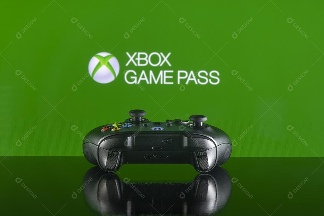 Controle Xbox Em Foco Com o Logotipo do Xbox Game Pass Imagem JPG