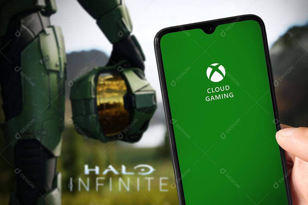 Homem Tocando Novo Halo Infinite na Tv Com Fones de Ouvido Imagem JPG