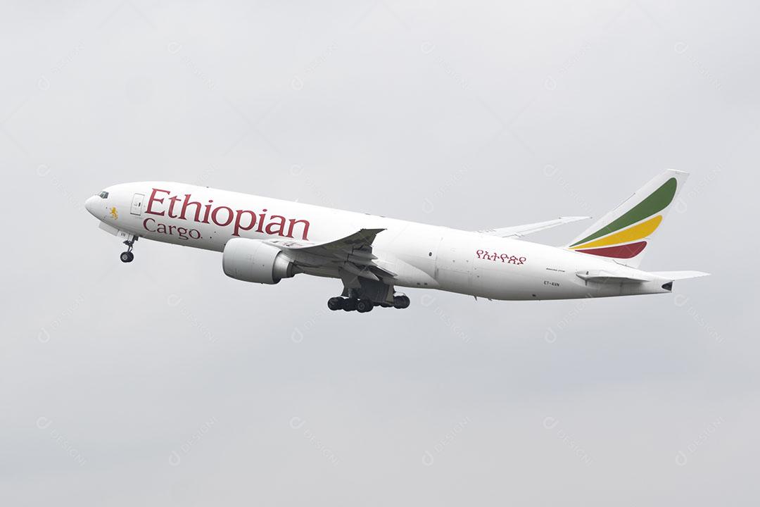 Boeing 777 Ethiopian Cargo no Céu Brasileiro Imagem JPG