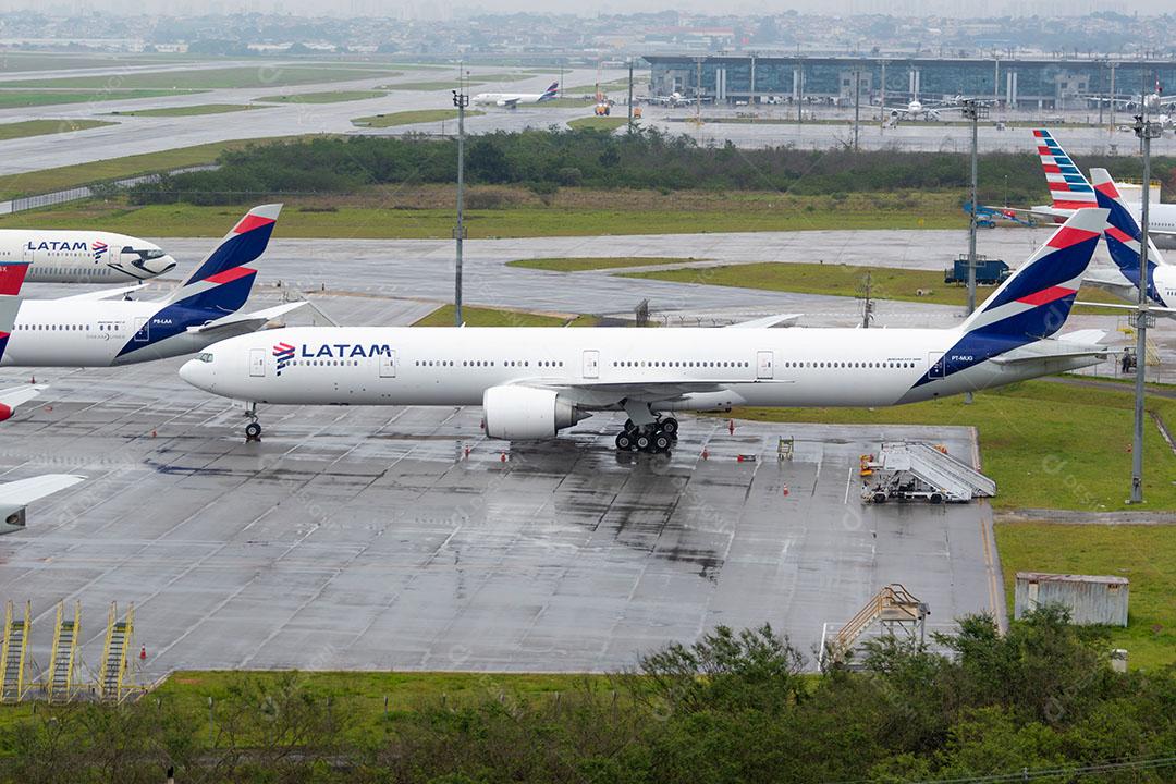 Latam Boeing 777 300 Estacionado no Gru Airport Imagem JPG