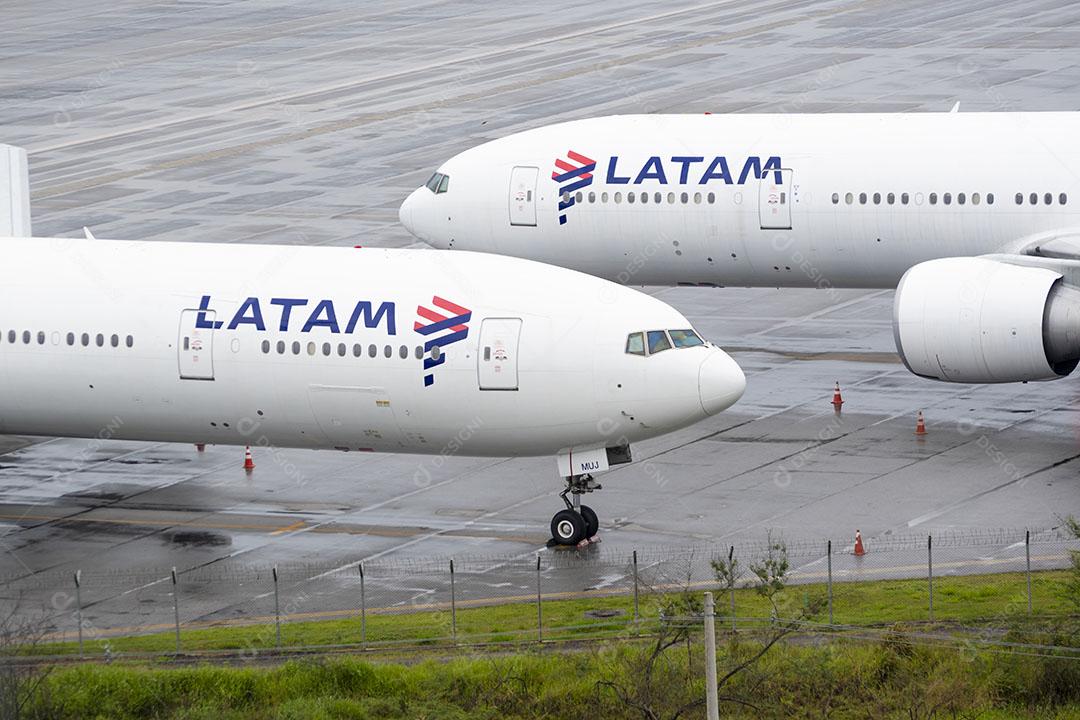 Latam Boeing 777 300 Estacionado no Gru Airport Imagem JPG